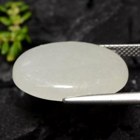 13.08カラットの天然ライトグリーンジェダイト、オーバルカット、半透明