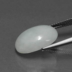 8.44カラットの天然ライトグリーンヒスイ輝石（ジェダイト）（15.5×11.4 mm・オーバルカット）