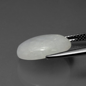 6.81カラットの天然ライトグリーンジェダイト、オーバルカット、半透明