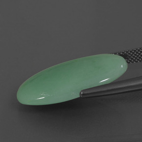 19.15カラットの天然グリーンジェダイト、オーバルカット、オペーク