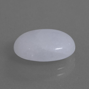 7.79カラットの天然ラベンダーヒスイ輝石（ジェダイト）（14.7×10.8 mm・オーバルカット）