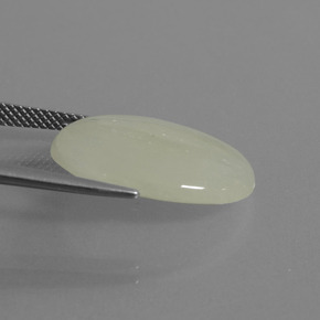 8.34カラットの天然ライトグリーンジェダイト、オーバルカット、透明
