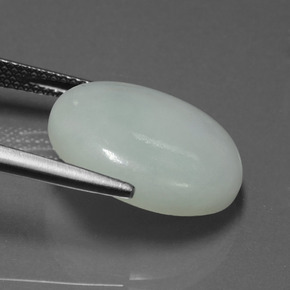 10.46カラットの天然薄いグレーグリーンヒスイ輝石（ジェダイト）（17×13.6 mm・オーバルカット）
