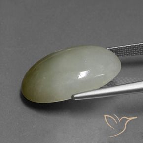 13.85カラットの天然ミディアムグリーンジェダイト、オーバルカット、半透明