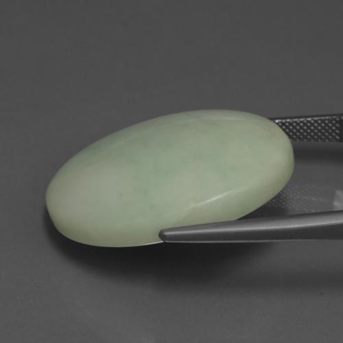 42.37カラットの天然グレーグリーンヒスイ輝石（ジェダイト）（28.6×22.5 mm・オーバルカット）