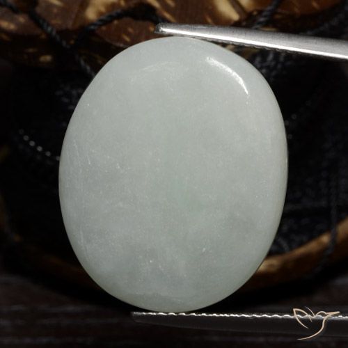 27.95ct 天然 ミディアムグリーン ジェダイト, 楕円形, 半透明
