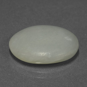 11.44カラットの天然グリーンジェダイト、オーバルカット、半透明