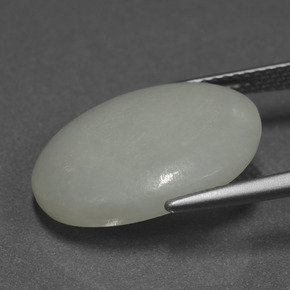 11.44カラットの天然グリーンジェダイト、オーバルカット、半透明