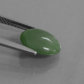 2.77カラットの天然グリーンヒスイ輝石（ジェダイト）（10.6×8.7 mm・オーバルカット）