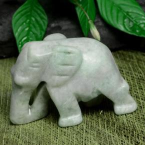 121.03カラットの天然薄いグリーンジェダイト、ファンシーシェイプ、オペーク