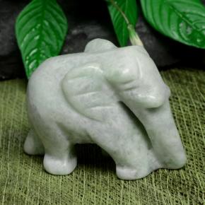 121.03カラットの天然薄いグリーンジェダイト、ファンシーシェイプ、オペーク