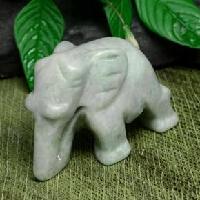 121.03カラットの天然薄いグリーンジェダイト、ファンシーシェイプ、オペーク