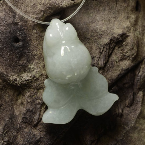 34.84カラットの天然グリーンがかったホワイトジェダイト、ファンシーシェイプ、半透明