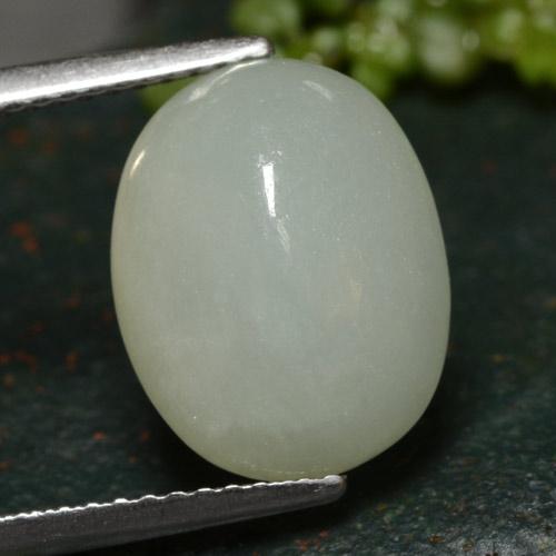 7.11カラットの天然緑がかった白ヒスイ輝石（ジェダイト）（13×10.1 mm・オーバルカット）