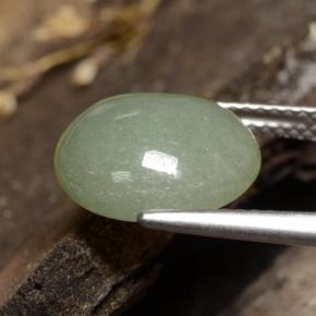 6.81カラットの天然灰色がかったモスグリーンヒスイ輝石（ジェダイト）（12.3×11.8 mm・オーバルカット）