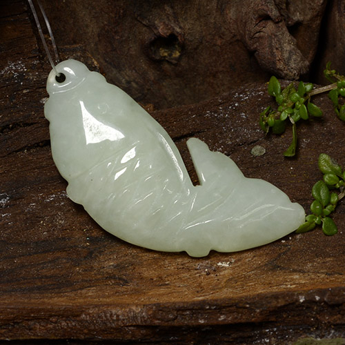 27.18カラットの天然ミディアムグリーンジェダイト、ファンシーシェイプ、半透明