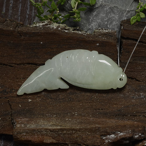 28.60カラットの天然ミディアムグリーンジェダイト、ファンシーシェイプ、半透明