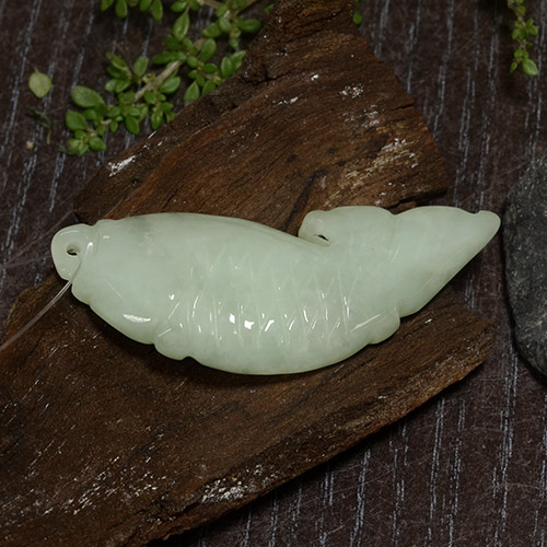 25.28カラットの天然ミディアムグリーンジェダイト、ファンシーシェイプ、半透明