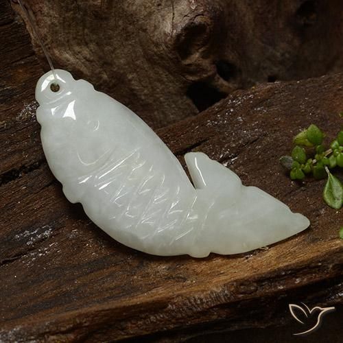 30.39カラットの天然グレーがかったホワイトジェダイト、ファンシーシェイプ、半透明