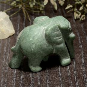 140.74カラットの天然グリーンヒスイ輝石（ジェダイト）（35.7×18.8 mm・ファンシーシェイプ）