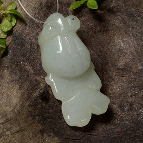 28.04カラットの天然灰色がかった緑ジェダイト、ファンシーシェイプ、半透明