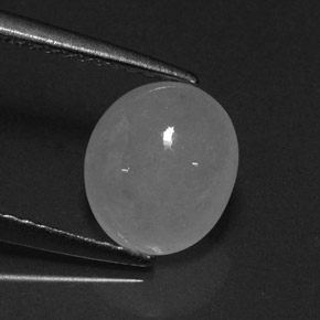 2.20カラットの天然ホワイトジェダイト、オーバルカット、半透明