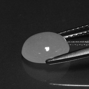 2.20カラットの天然ホワイトジェダイト、オーバルカット、半透明