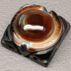 85.18カラットの天然マルチカラージャスパー（26×25.7 mm・ファンシーシェイプ）