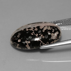 7.68カラットの天然マルチカラージャスパー（17.9×13 mm・オーバルカット）
