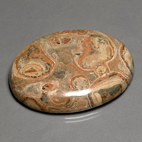 79.88カラットの天然マルチカラージャスパー（42.3×31.8 mm・オーバルカット）