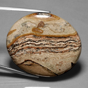 64.35カラットの天然マルチカラージャスパー（38.2×32 mm・オーバルカット）