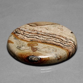 64.35カラットの天然マルチカラージャスパー（38.2×32 mm・オーバルカット）