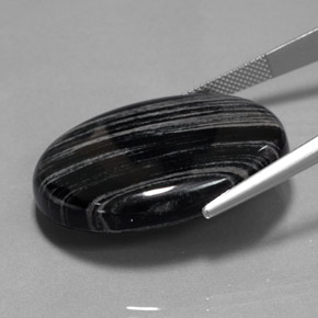 54.69カラットの天然灰色の線のある黒ジャスパー（32.8×26.2 mm・オーバルカット）