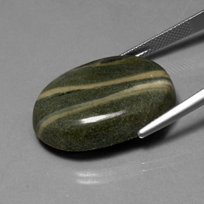 37.53カラットの天然マルチカラージャスパー（26.8×19.7 mm・オーバルカット）