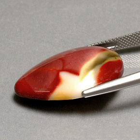 17.50カラットの天然マルチカラージャスパー（25.3×18.3 mm・洋梨の形）