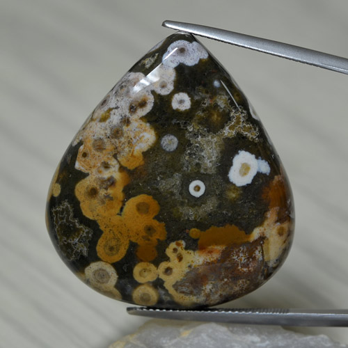 61.38カラットの天然マルチカラージャスパー（34.1×31.1 mm・洋梨の形）