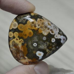 61.38カラットの天然マルチカラージャスパー（34.1×31.1 mm・洋梨の形）