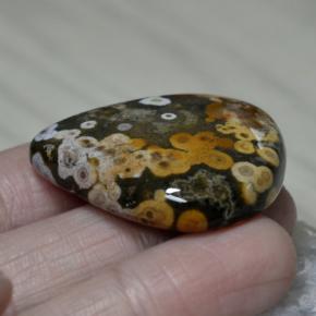 61.38カラットの天然マルチカラージャスパー（34.1×31.1 mm・洋梨の形）