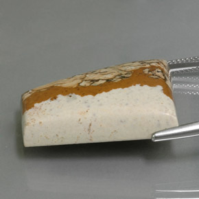 37.65カラットの天然マルチカラージャスパー（28.2×23.8 mm・ファンシーシェイプ）