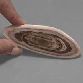 112.10カラットの天然マルチカラージャスパー（86.5×31 mm・ファンシーシェイプ）