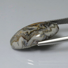 12.43カラットの天然マルチカラー碧玉、オーバルカット、オペーク