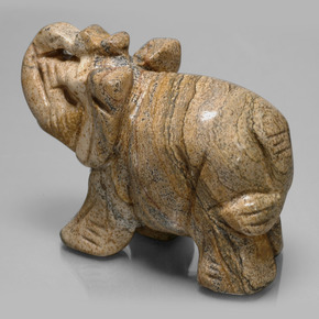 576.48カラットの天然マルチカラー碧玉、ファンシーシェイプ、オペーク