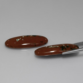 カラットの天然マルチカラージャスパー（33×13.2 mm・オーバルカット）