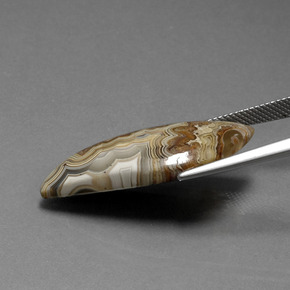 15.18カラットの天然マルチカラー碧玉、ファンシーシェイプ、オペーク