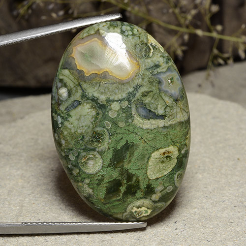 28.73カラットの天然マルチカラー碧玉、オーバルカット、オペーク