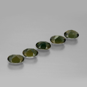 2.39カラットの天然茶色がかった緑コルネルピン（5.8x4.2 mm・オーバルカット）