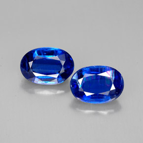 カラットの天然ブルーカイヤナイト（7.2×5 mm・オーバルカット）