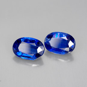 カラットの天然ブルーカイヤナイト（7.2×5 mm・オーバルカット）