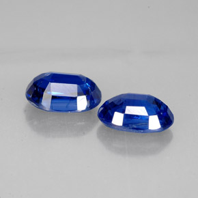 カラットの天然ブルーカイヤナイト（7.2×5 mm・オーバルカット）