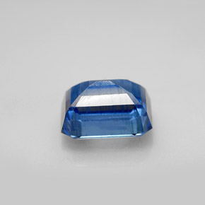 3.42カラットの天然ブルーカイヤナイト（9.7×7.1 mm・エメラルドカット）